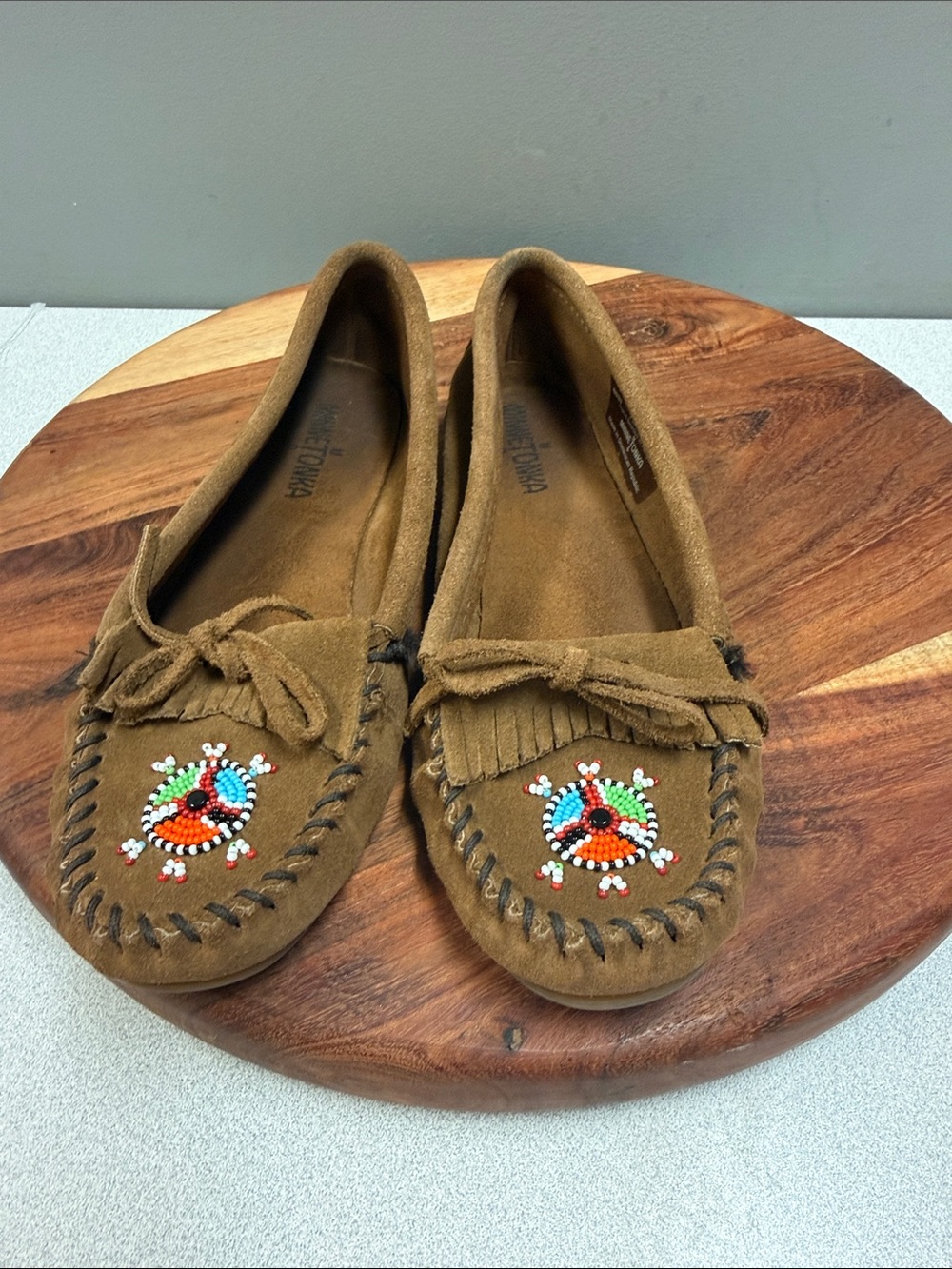 Minnetonka 7.5 Suede Hand Beaded Kenya Moccasins Style 4031